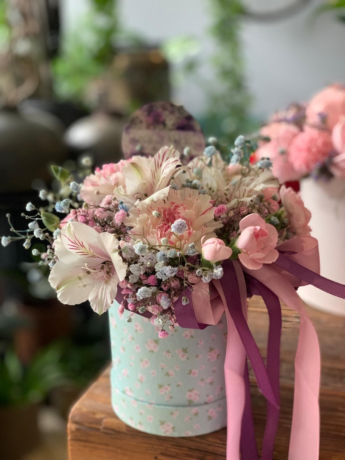 Pastelowy flowerbox z alstromerią i gipsówką - kwiaty w pudełku Lębork